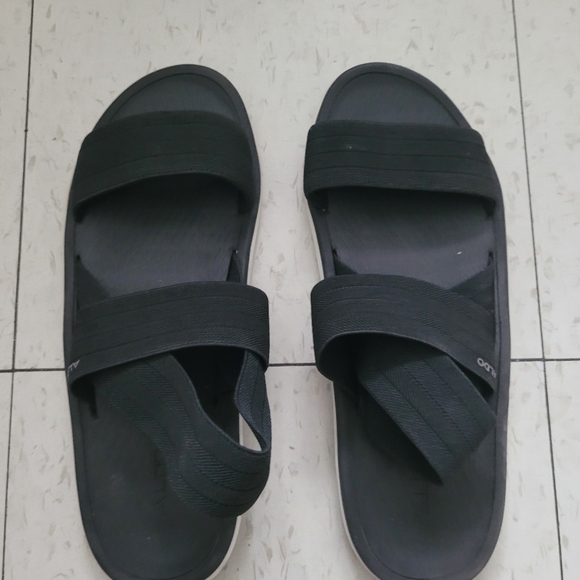 Summer Sandel - Picture 2 of 2